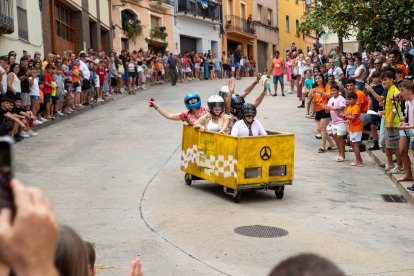 La plaça de l’Església va ser el punt del recorregut de la baixada de trastos que va aplegar més públic.