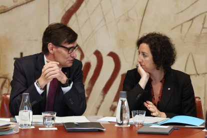 El president de la Generalitat, Salvador Illa, i la consellera d'Economia, Alícia Romero, a la reunió del Consell Executiu.