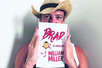 William Miller amb la seva primera novel·la Brad el Influencer durant l’entrevista amb EFE a Salou.