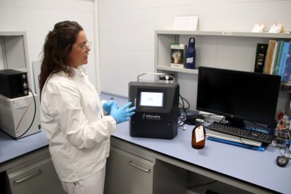 Una de las técnicas del laboratorio del CAT muestra el nuevo aparato que permite analizar el agua con rapidez.