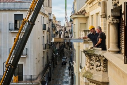 Imatge de les obres de col·locació de l'estructura d'acer per col·locar la nova torratxa