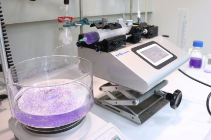 Aparell extrusor utilitzat per l’equip investigador de la URV per elaborar les microcàpsules d’alginat i PEGDA en el marc del projecte de recerca.
