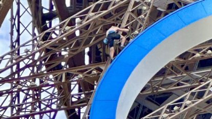 Video del hombre escalando la Torre Eiffel