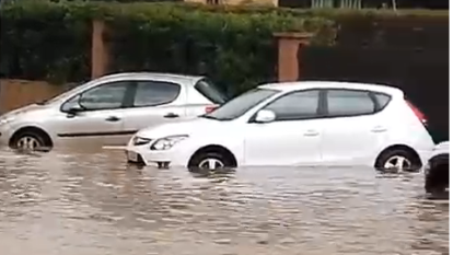 Imatge de dos dels cotxes afectats per les inundacions