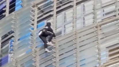 Imatge de l'home escalant la Torre Glòries.