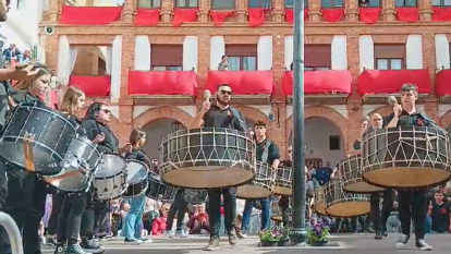 La banda del pas del Sant Enterrament entrant a la plaça de la Villa.