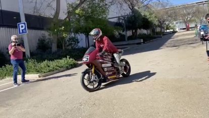 Eric Márquez conduint la nova moto de competició de la URV.