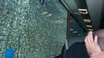 Vídeo que mostra el vidre trencat de la finestra de l'autobús de l'AD Ceuta