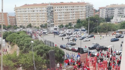 Arriba l'autobús del Málaga al Nou Estadi.