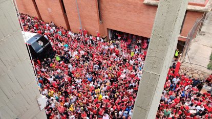 L'exterior del Nou Estadi ple a vessar.