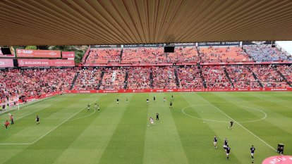 Els protagonistes ja són sobre la gespa! Així reben els aficionats als jugadors.