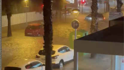 Vídeo cotxes pluja salou