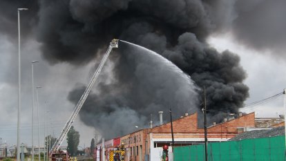 Els Bombers treballen en l'incendi