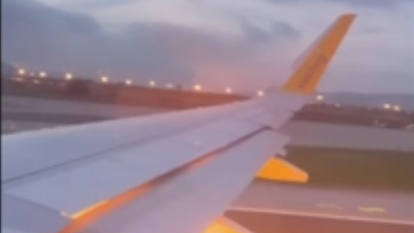 Moments en què un avió de Vueling pateix una deflagració a la zona de l'ala dreta en plena maniobra d'enlairament