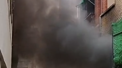 Imatge del fum de l'incendi a l'aparcament soterrani a Reus