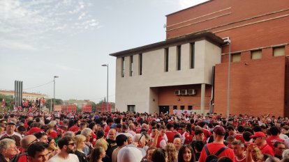 L'afició animant abans de l'arribada del bus.