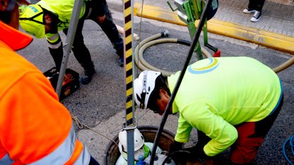 Un operari treballa en la reparació de la xarxa de clavegueram al barri de Bonavista de Tarragona.