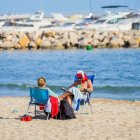 Un bon grapat de persones s'han saltat la prohibició de bany i de prendre el sol a les platges d'arreu del país aquesta tarda a la platja de Ponent de Salou.
