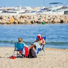 Un bon grapat de persones s'han saltat la prohibició de bany i de prendre el sol a les platges d'arreu del país aquesta tarda a la platja de Ponent de Salou.