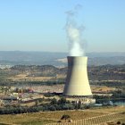 Pla general de la central nuclear d'Ascó, a la Ribera d'Ebre, amb la xemeneia fumejant a la dreta i els dos reactors a l'esquerra