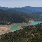 Panorámica del embalse, con el Molino en Miró al descubierto en el extremo de la izquierda.