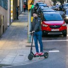 Un chico circula en patinete eléctrico por el centro de Tarragona.