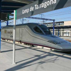 Un tren de RENFE AVE a l'estació del Camp de Tarragona.