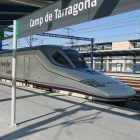 Un tren de RENFE AVE a l'estació del Camp de Tarragona.