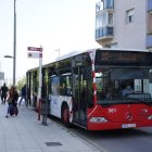 La parada d'autobús al final del carrer Vint, a banda i banda, es troba a l'entrada de Bonavista i a tocar de la carretera de València.