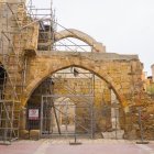 Ca la Garsa està aïllat dels vianants amb una tanca i apuntalat des de l'agost del 2018.