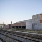 Durant la primera fase dels treballs només es va construir l'estructura de l'edifici.