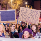 Desenes de manifestants recorrent els carrers del centre de la ciutat de Tarragona durant la protesta.