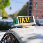 Diversos taxis estacionats a la parada de l'Hospital Joan XXIII de Tarragona.
