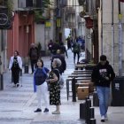Gent passejant pels carrers cèntrics de la ciutat.