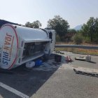 El camión accidentado en Marçà ha quedado volcado y los Bombers han contenido el escape de gasoil.