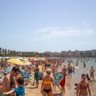A conseqüència de l'inici de l'onada intensa de calor, ahir la platja de Salou es va omplir de banyistes.