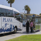 Els autobusos Plana arriben fins davant de l'entrada de l'Aquopolis Costa Daurada.
