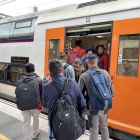 Usuaris pujant a un tren de Rodalies.