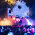 La plaza del Rei se llenó para disfrutar de la renovada Verbena Iluminada.