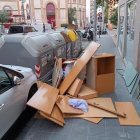 Desechos y muebles que ocupan todo el ancho de la acera en la calle Jaume I de Tarragona.