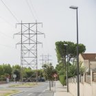 Imatge del pas de les línies d'alta tensió per l'avinguda de les Torres.