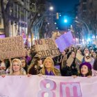 Desens de manifestants recorrent les carrers del centre de la ciutat de Tarragona durant la protesta.