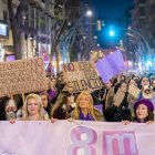 Desens de manifestants recorrent les carrers del centre de la ciutat de Tarragona durant la protesta.
