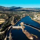 Vista aèria de l'assut de Xerta i Tivenys al tram final del riu Ebre.