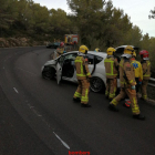 Imatge de l'actuació dels Bombers a l'accident entre dos turismes a Alcover.