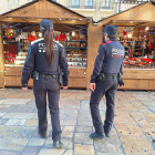 Agents de la Urbana i dels Mossos, al Mercat de Nadal.