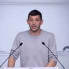 El portaveu adjunt del grup parlamentari de la CUP, Xavi Pellicer, durant una roda de premsa al Parlament.