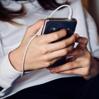 Imatge d'una jove mirant el telèfon.