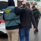 Momento de la detención de uno de los jóvenes acusados de grabar y difundir imágenes íntimas de sus amigas.