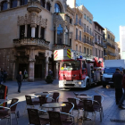 Imatge d'un camió de Bombers als carrers del centre de Reus.
